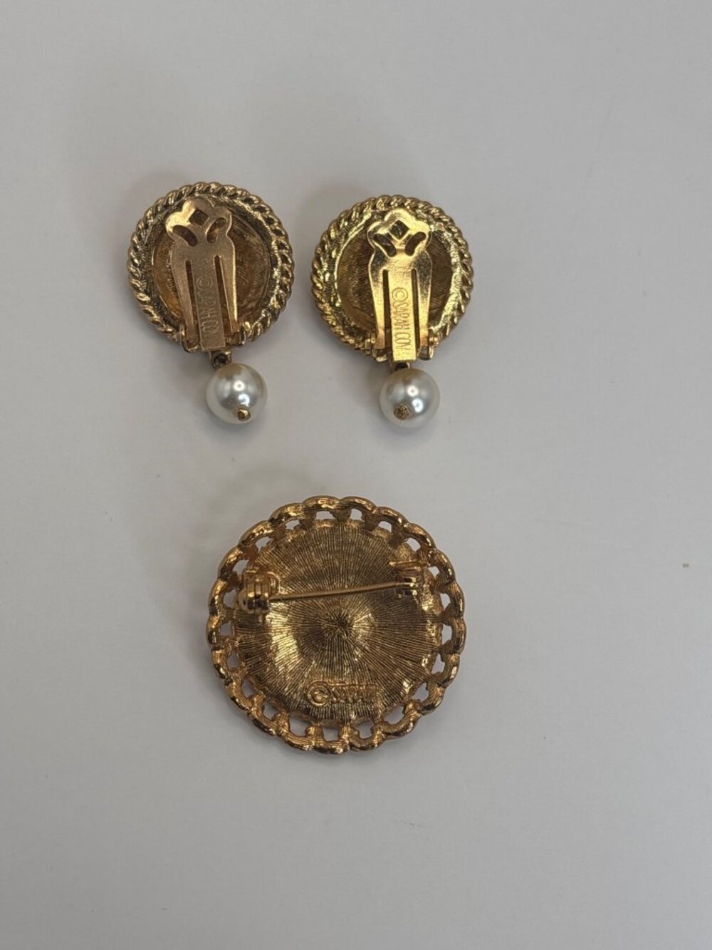 Sarah Coventry Vintage Westminster Gold Tone Red Enamel Brooch Clip On Earrings - Picture 4 of 8